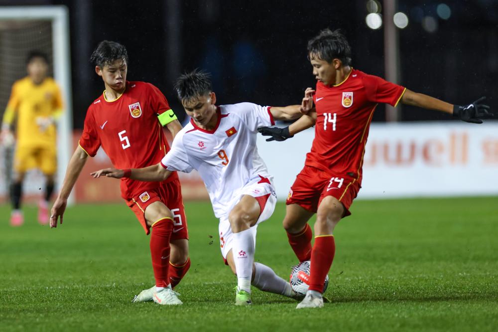 前锋连续助攻，团队配合默契