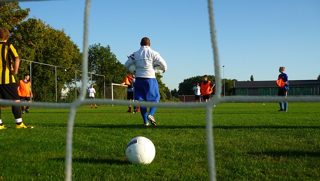 罗马诺：西蒙斯预计缺席莱比锡今日比赛，他已决定转投切尔西